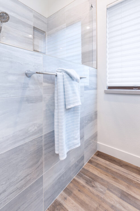 bathroom-design-towel-bar-shower-wall