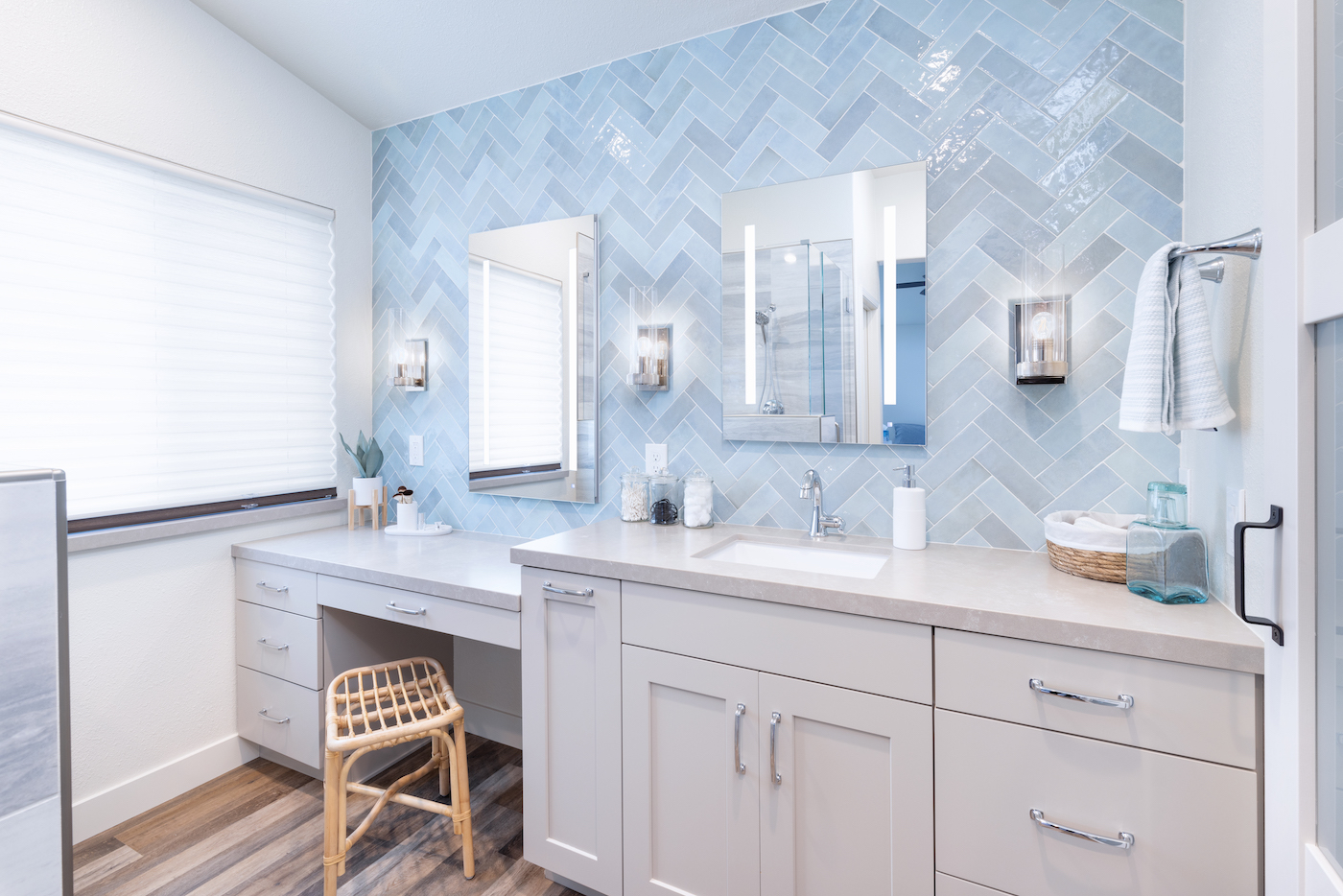 bathroom-interior-design-blue-tile-backsplash-wall
