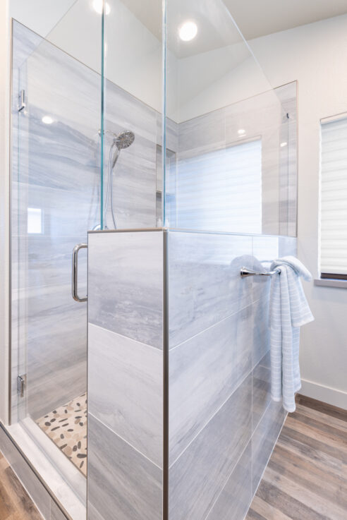 shower-design-gray-white-tiling