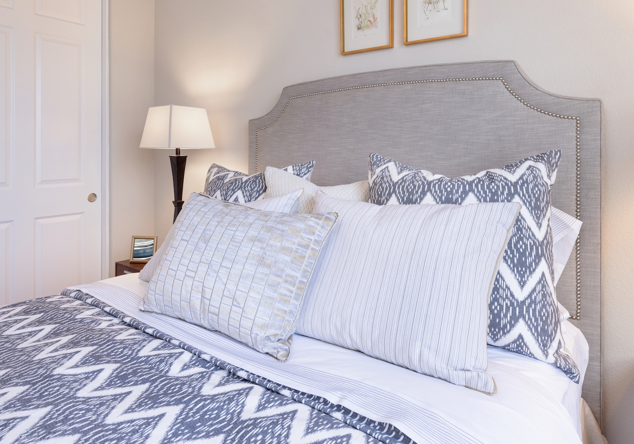 accent-pillows-bedroom-design-manteca-ca