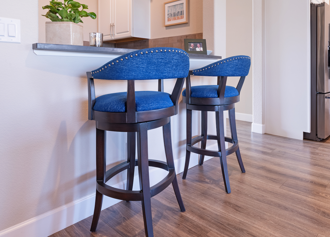 blue-and-dark-wood-bar-stools-kitchen-design