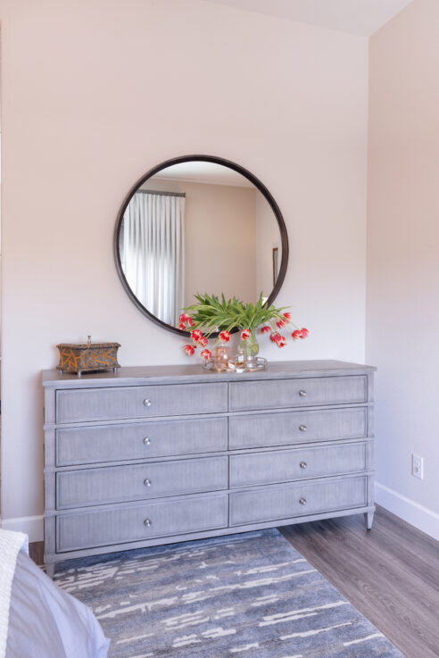 dresser-interior-design-round-mirror-flower-vase