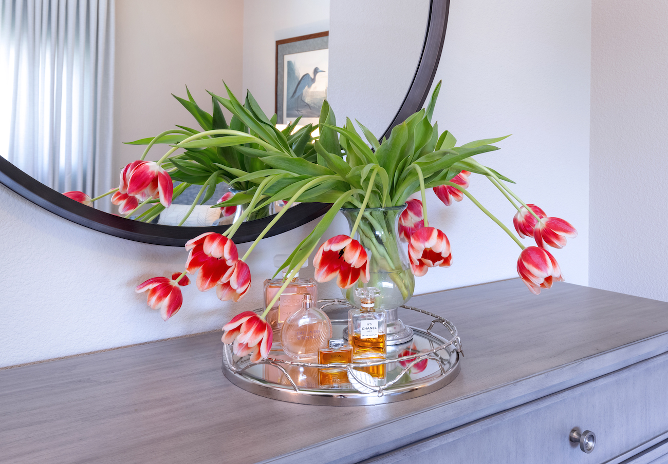 tulip-vase-flowers-bedroom-decor