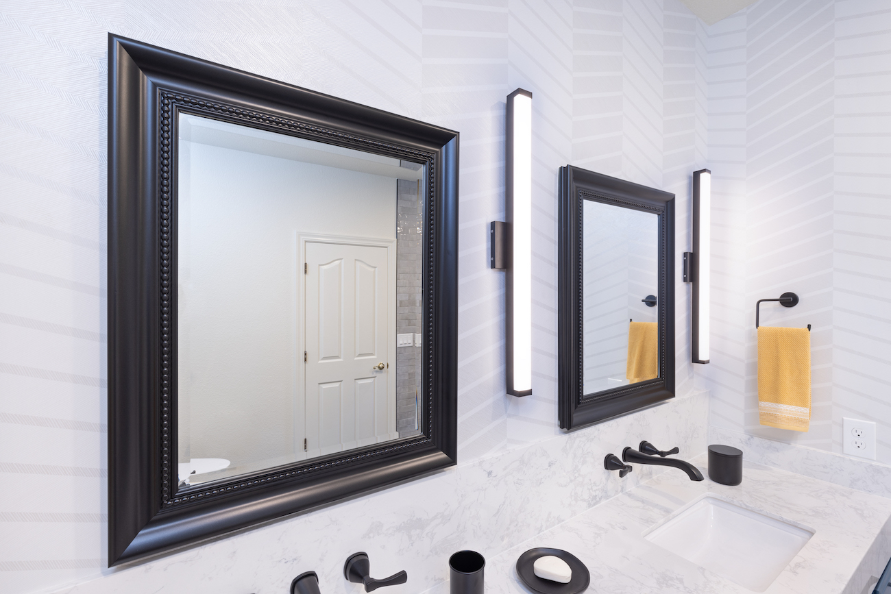 black-square-mirrors-vertical-lighting-bathroom-design