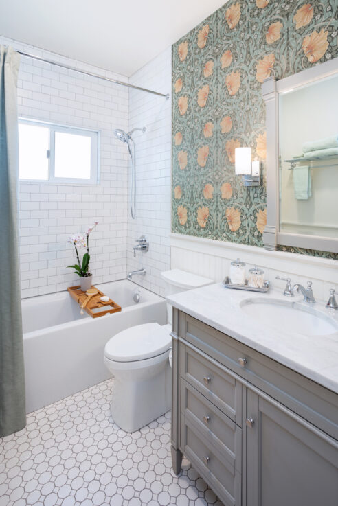 floral-wallpaper-bathroom-interior-design