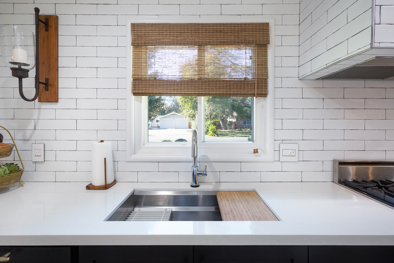 kitchen-sink-detail-window-treatment