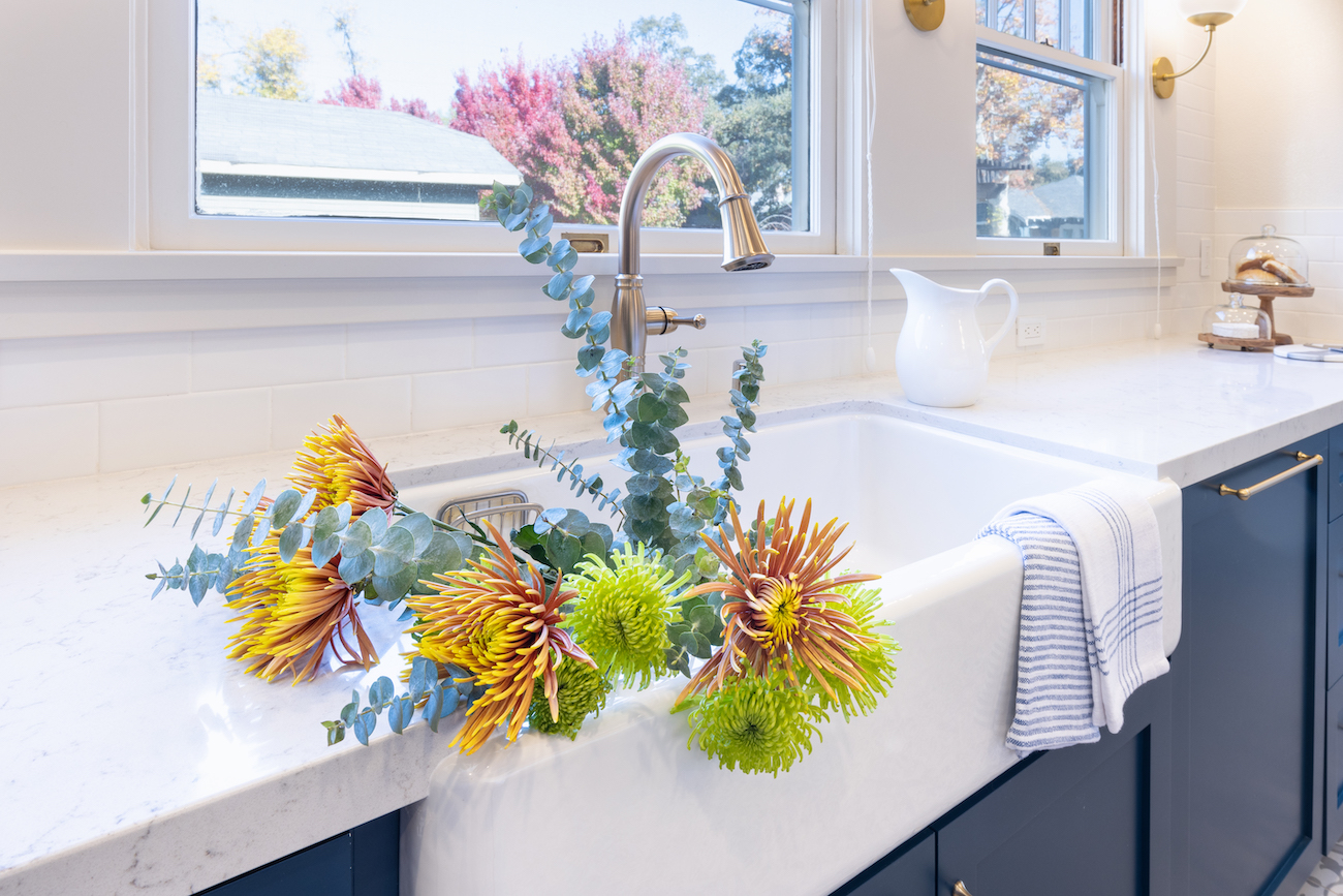 kitchen-sink-flowers-bouquet-design