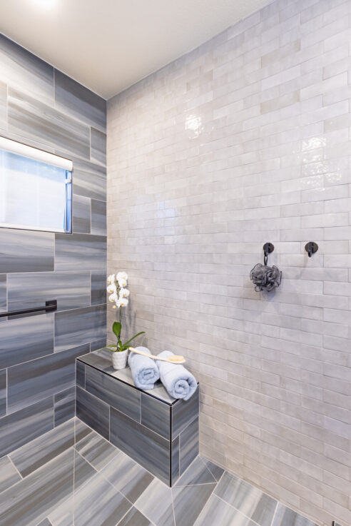 shower-seat-tile-wall-rolled-towels