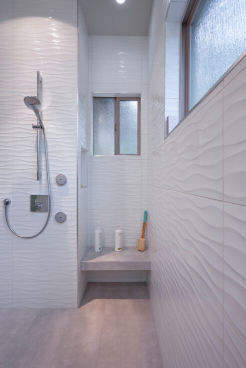 shower-seating-detail-large-shower