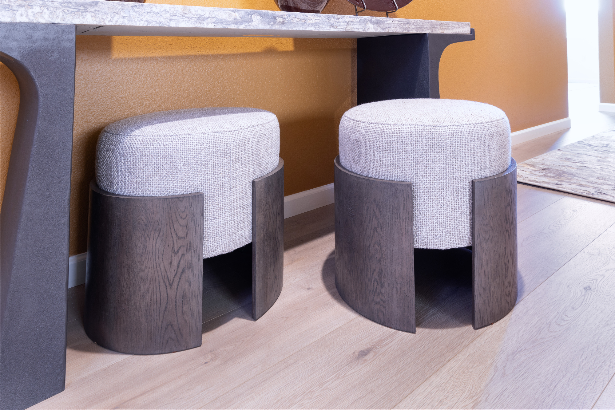 foyer-entry-masculine-stool-accent-wall-wood-upholstery-95212interior-design-_ho9a8025-2