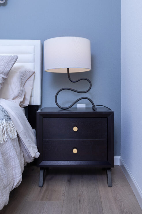 guest-bedroom-black-nightstand-squiggle-table-lamp-organic-95212-interior-design_ho9a7981