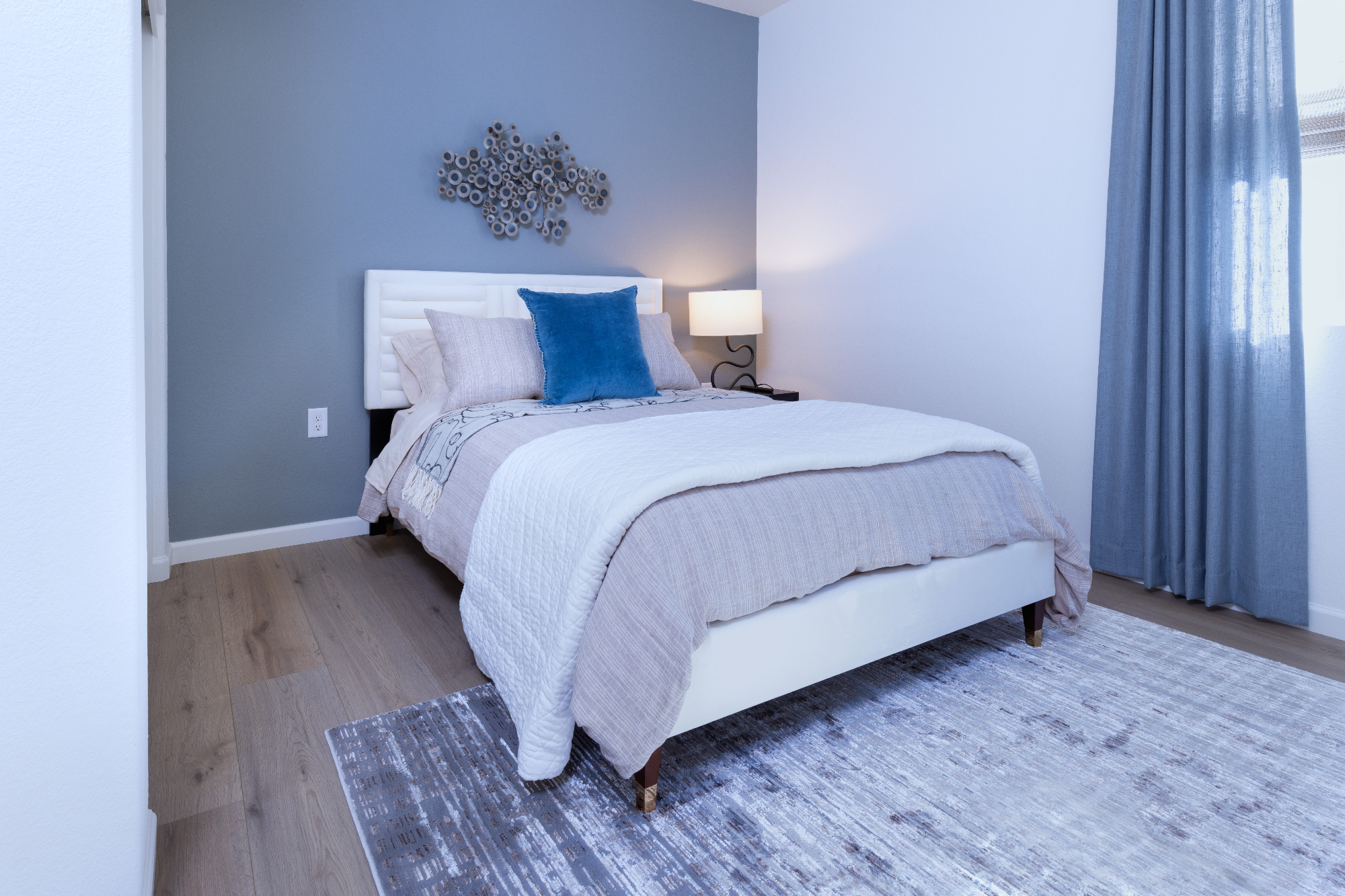 guest-bedroom-soft-blue-95212-interior-design__ho9a7956-2
