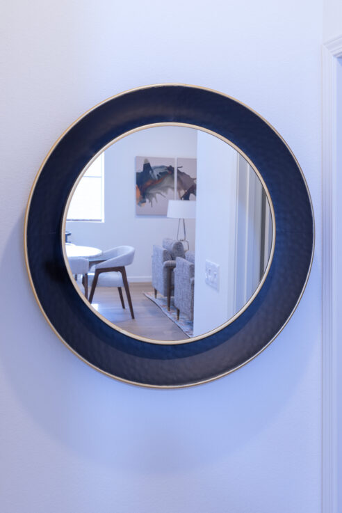 hallway-decor-black-gold-round-mirror-95212-interior-design_ho9a7886
