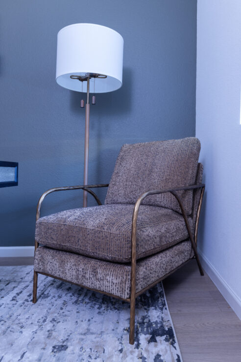 home-office-masculine-gold-arm-chair-leather-floor-lamp-95212-interior-design_ho9a7999