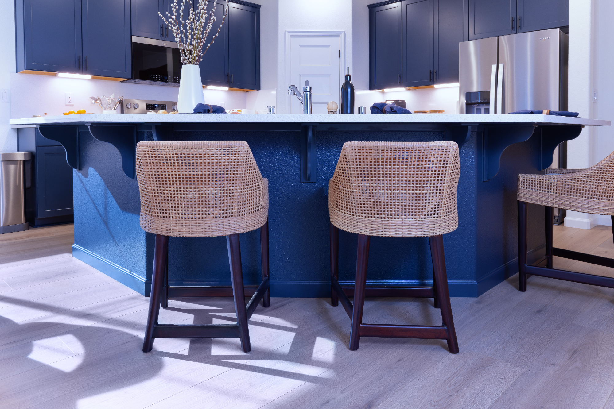kitchen-counter-stools-natural-navy-cabinets-95212-interior-design_ho9a7771