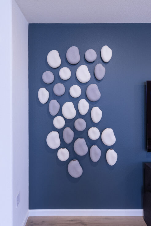 pebble-wall-sculpture-artwork-great-room-95212-interior-design_ho9a7837