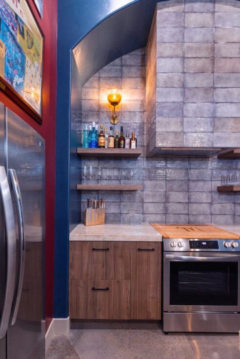 morada-ktj-design-co-gameroom-bar-kitchen-wall-sconce-wynnbrooke-cabinets-emser-tile-exhale-gris-arched-bar-49er-red-polished-concrete_ho9a1404