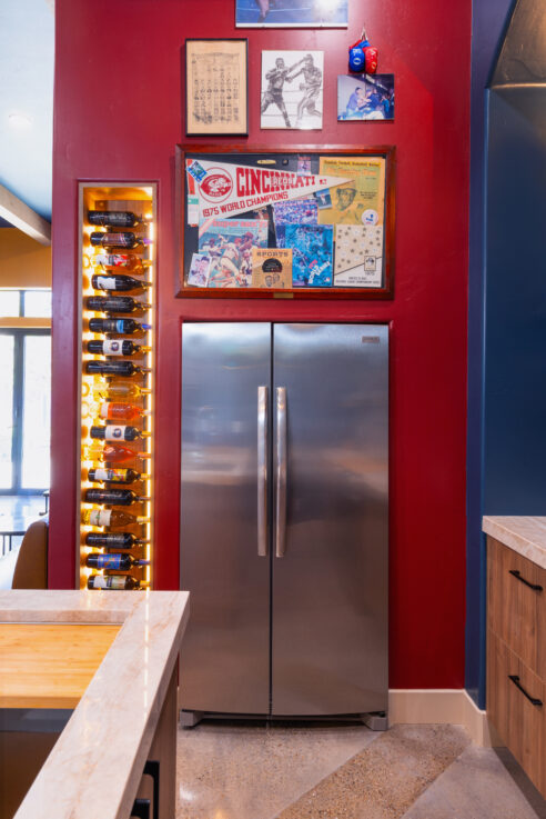 morada-ktj-design-co-gamroom-bar-boxing-49er-red-wine-display-wynnbrooke-cabinetry-polished-concrete_ho9a1553