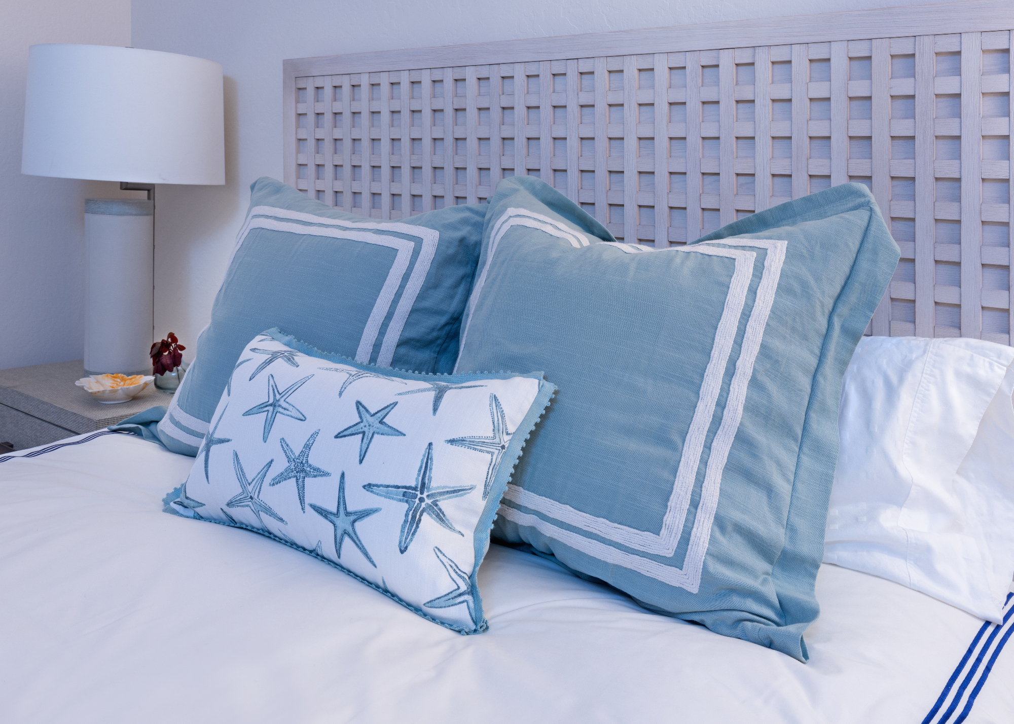 ktj-design-co-santa-cruz-beach-condo-tide-line-guest-bedroom-wood-bed-blue-bedding-crisp-clean_ho9a6620