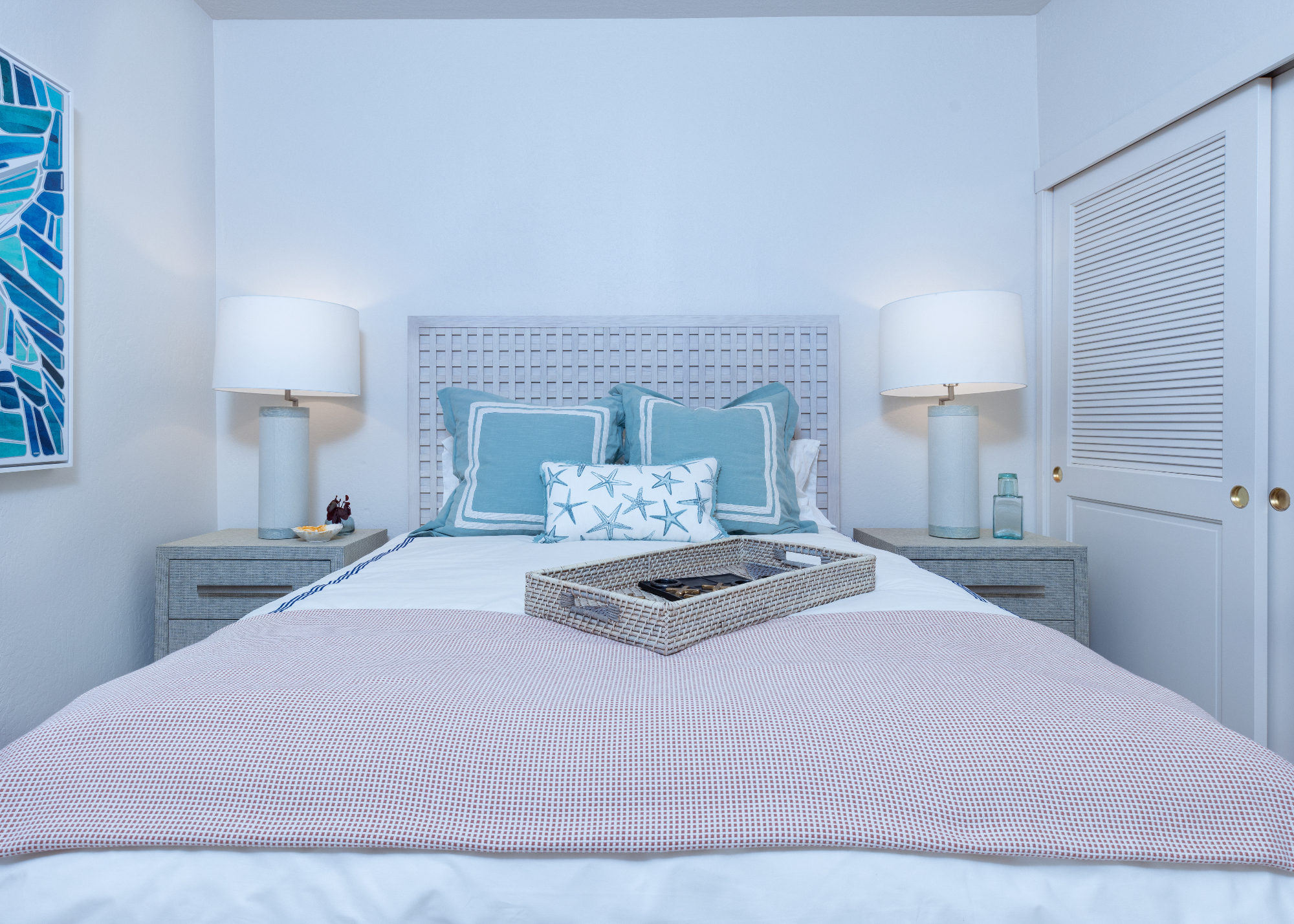 ktj-design-co-santa-cruz-tide-line-beach-condo-guest-bedroom-wood-headboard-crisp-clean-bedding-blue-woven-nightstands_ho9a6605