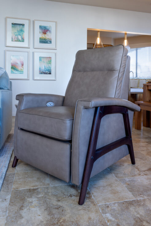 ktj-design-co-santa-cruz-tide-line-beach-condo-living-room-leather-recliner_ho9a6473